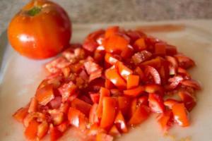 Рецепты вкусных салатов с копченой курицей и помидорами Салат из копченной курицы и помидоров