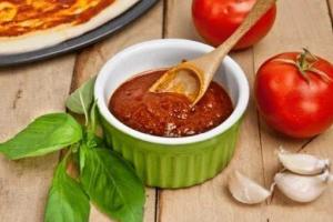 Kışlık fesleğenli domates sosu Fesleğenli domates sosu tarifi
