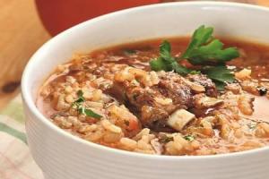 Deliziosa zuppa kharcho con costolette di agnello