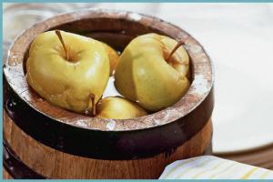 Evde kavanozlarda turşu elma tarifi