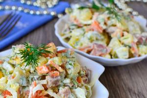 Konserve pembe somon salatası: yemek tarifleri