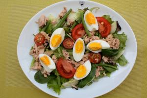 Cara menyiapkan salad Niçoise klasik dengan tuna sesuai resep langkah demi langkah dengan foto Niçoise dengan tuna dan telur