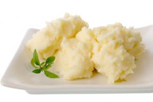 Kaloriju kartupeļi ar sviestu un pienu